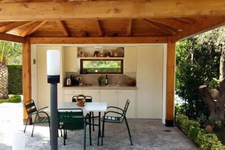 Trullo Al Monte Bed & Breakfast Ceglie Messapica Exterior photo